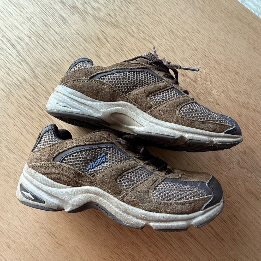 Aviac women’s walking‎ sneakers  Brown color size 7 /6.5